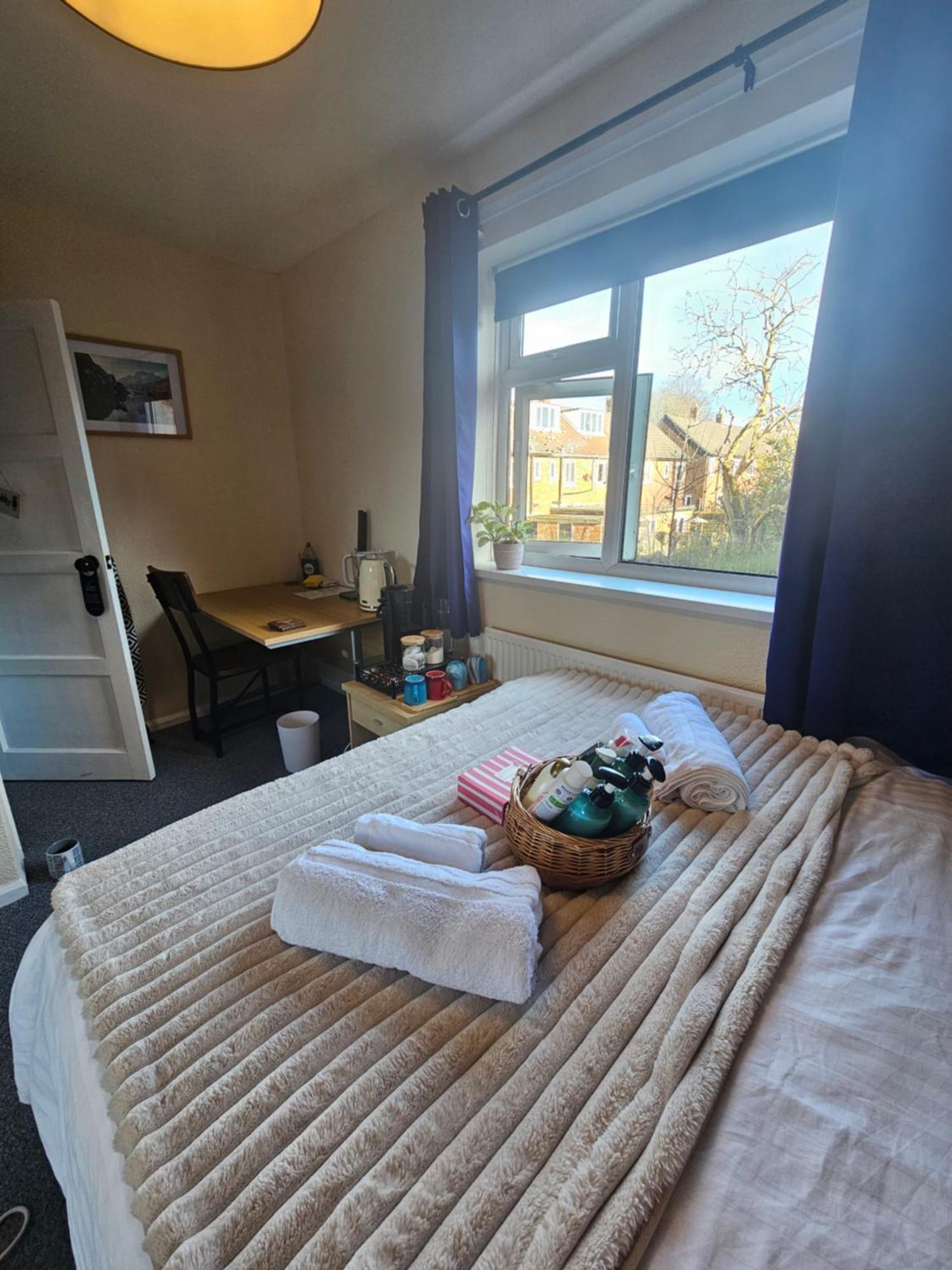 Double Bedroom Located Close To Manchester Airport Wythenshawe Esterno foto