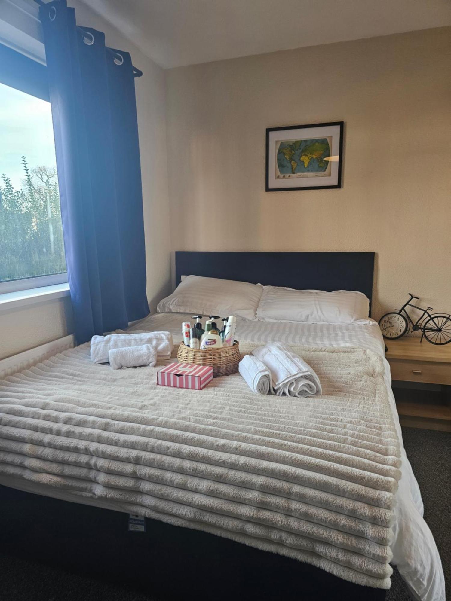 Double Bedroom Located Close To Manchester Airport Wythenshawe Esterno foto